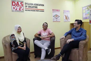 BERI SOKONGAN: Rafi Ali (tengah) berharap untuk sama-sama meningkatkan kesedaran mengenai disleksia dengan mendapat sokongan daripada Penolong Pengarah (Pendekatan dan Mengumpul Dana) DAS, Cik Surjati Soekraman (kiri) dan Encik Edmen Leong. - Foto BH oleh MARCELLIN LOPEZ