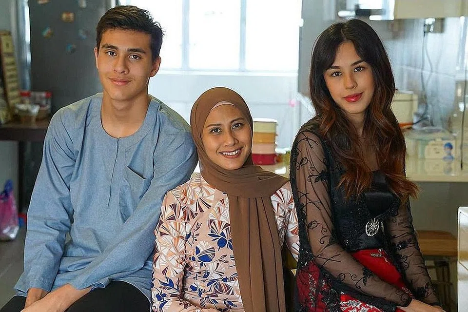 SOKONGAN KELUARGA: (Dari kiri) Filippo bersama ibunya, Norlinda Zainuddin, dan kakaknya, Shanise Lozzi. Beliau menganggap keluarga sebagai penyokong utamanya sepanjang menceburi sukan lumba motosikal.