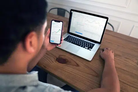SUDAH SEDIA?: Sedang kita semakin selesa melakukan perbankan dalam talian, kemudahan melabur secara digital semakin bertambah dalam pasaran. 