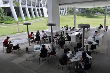 BIAR SEIMBANG: Dalam mengejar kejayaan, kita tetap harus bijak mengatur dan mengetepikan masa untuk jaga kesejahteraan diri sendiri.