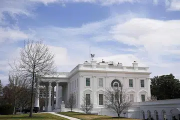 RUMAH PUTIH: Kededua parti Demokrat dan Republikan, dalam setiap pilihan raya presiden, akan berusaha menguasai Rumah Putih dengan pemenang pilihan raya itu akan menjadi presiden Amerika Syarikat. - Foto REUTERS 