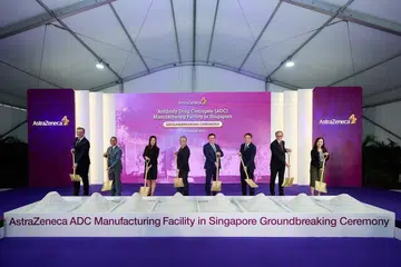 Timbalan Perdana Menteri, Encik Gan Kim Yong (empat dari kiri) semasa majlis pecah tanah kemudahan pengilangan baru AstraZeneca pada 7 November.
