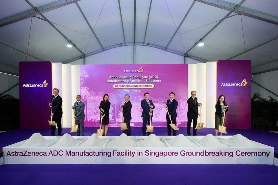 Timbalan Perdana Menteri, Encik Gan Kim Yong (empat dari kiri) semasa majlis pecah tanah kemudahan pengilangan baru AstraZeneca pada 7 November.