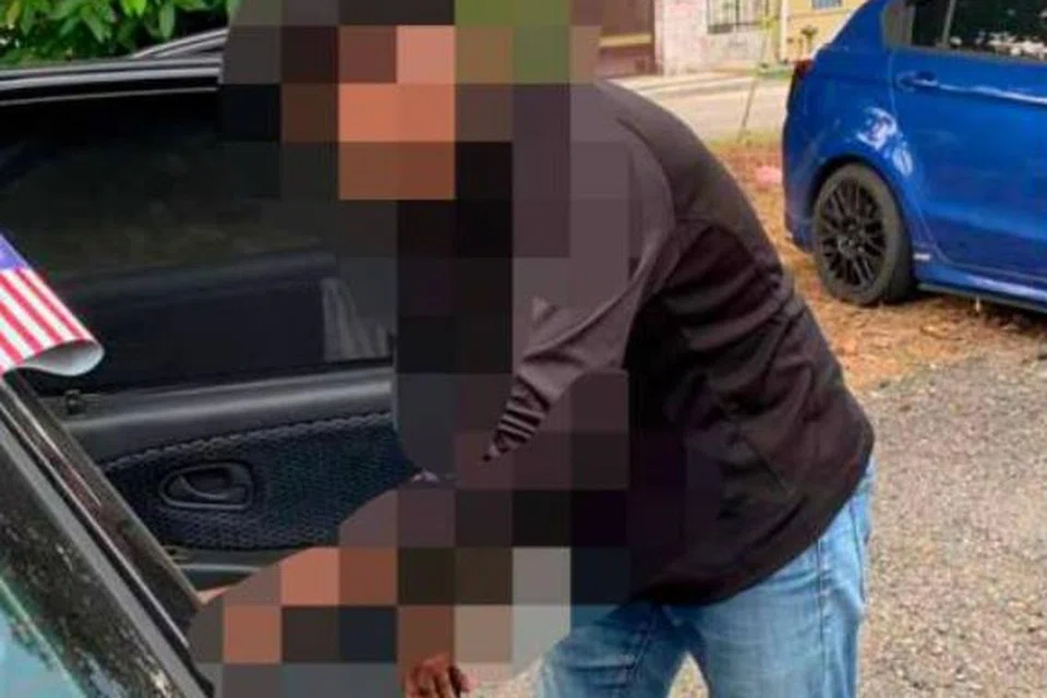 Seorang lelaki yang dikatakan menjual rokok elektronik atau ‘vape magic mushroom’ kepada remaja di kawasan Permas Jaya, Johor Bahru, yang boleh menyebabkan halusinasi dan sikap agresif. 