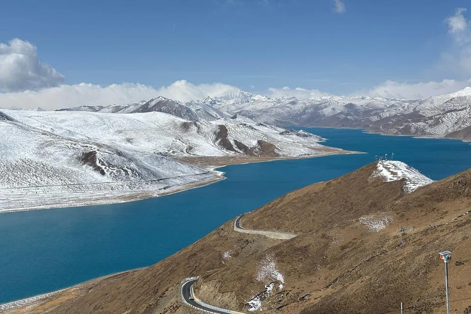 Tasik Yamdrok di Tibet.