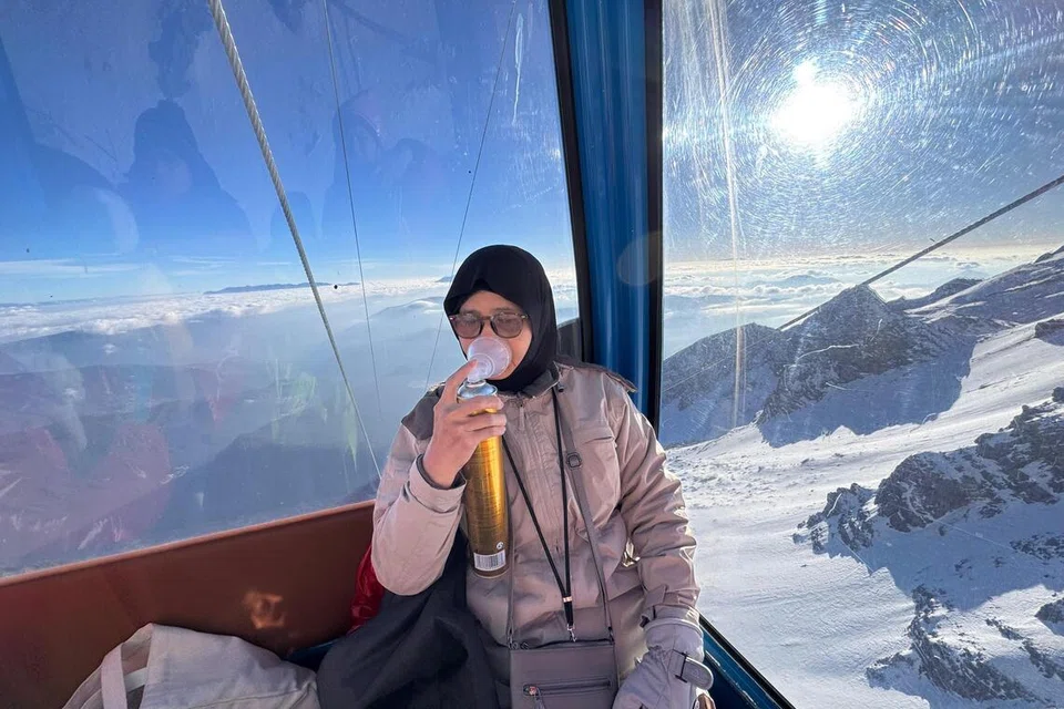 Ibu penulis, Cik Rosmalawati Abdul Majid, menyedut oksigen di dalam kereta kabel.