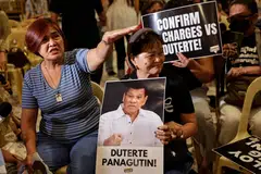 Nanette Castillo (kiri), ibu kepada mangsa pembunuhan luar proses kehakiman semasa kempen perang dadah bekas Presiden Filipina Rodrigo Duterte, memberi reaksi selepas menonton siaran Mahkamah Jenayah Antarabangsa (ICC) dalam satu perhimpunan di sebuah universiti di Quezon City, Metro Manila, Filipina pada 22 April 2026.
ICC di The Hague pada 22 April menolak rayuan Duterte yang mencabar bidang kuasa mahkamah terhadap pertuduhan yang dikenakan ke atasnya, termasuk jenayah terhadap kemanusiaan susulan kempen anti-dadah.