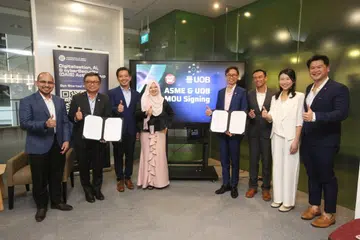 Ketua Negara, Perbankan Syarikat Kecil dan Sederhana (SME) (Perusahaan Muncul) bagi United Overseas Bank (UOB), Encik Paul Kan (dua dari kiri), digambar bersama Pengerusi Kumpulan Tindakan Pendigitalan, Kecerdasan Buatan (AI) dan Keselamatan Siber (DAIS) bagi Persatuan Syarikat Kecil dan Sederhana (ASME), Encik Pulse Tan (kanan), setelah menandatangani Memorandum Persefahaman (MoU) semasa acara AI Festival for Asia 2026 (AIFA 2026) di Institut Pendidikan Teknikal (ITE) Kolej Central pada 23 Januari. Turut bersama mereka adalah (dari kiri) Setiausaha Parlimen Kanan (Pendidikan merangkap Pembangunan Negara), Dr Syed Harun Alhabsyi; Menteri Negara (Perdagangan dan Perusahaan merangkap Pembangunan Negara), Encik Alvin Tan; Naib Presiden ASME, Cik Hamidah Aidillah Mustafa; Presiden ASME, Encik Ang Yuit; Pengarah Pengurusan Pihak Berkepentingan, Perkhidmatan Kerjaya dan Kumpulan Perkongsian (CSPG) Institut Pekerjaan dan Daya Kerja (e2i) Kongres Kesatuan Sekerja Kebangsaan (NTUC), Dr Wan Rizal Wan Zakariah; dan Anggota Parlimen (AP) bagi GRC West Coast-Jurong West, Cik Cassandra Lee.