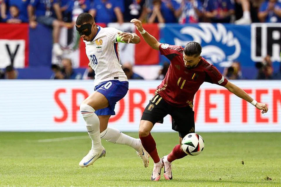Kapten Perancis, Kylian Mbappe (kiri), mengadu topeng yang dipakai untuk melindungi hidungnya yang patah menjejas daya penglihatannya semasa bermain di atas padang.