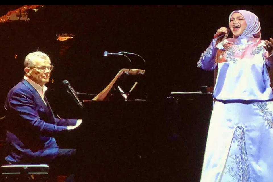 SUARA EMAS: Datuk Seri Siti Nurhaliza (kanan) menyanyikan lagu The Power of Love dengan begitu bertenaga persis idolanya Celine Dion, dengan iringan piano komposer terbilang, David Foster.