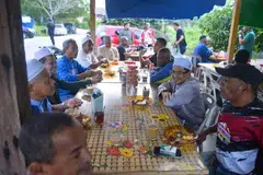 Calon Barisan Nasional (BN), Encik Mohd Azmawi Fikri Abdul Ghani (duduk, dua dari kanan), menyantuni pengundi sempena kempen pilihan raya kecil Dewan Undangan Negeri Nenggiri, di Gua Musang, Kelantan.