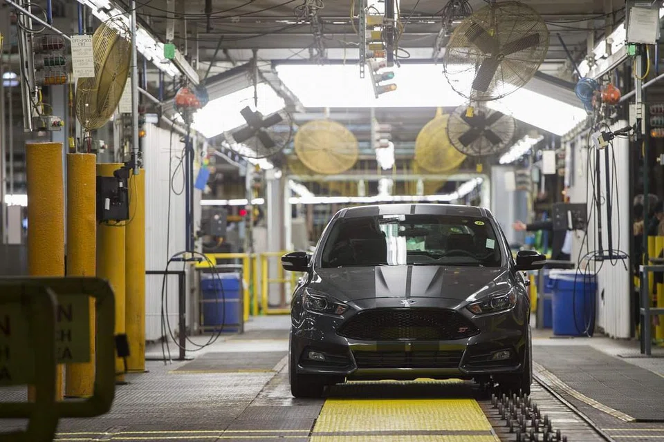 Gambar fail menunjukkan kereta Ford Focus di barisan pemasangan di kilang syarikat itu di Wayne, Michigan. Ford mengumumkan ia membatalkan rancangan membina kilang $1.6 bilion di Mexico dan sebaliknya akan meningkatkan pengeluaran kenderaan elektriknya di kilangnya di Amerika. 