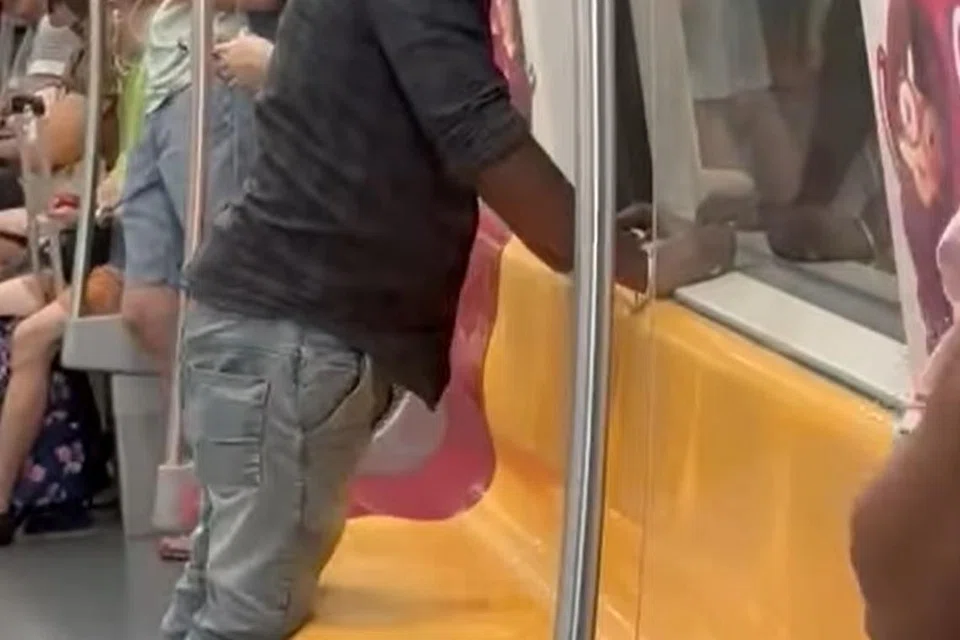 Video lelaki dilihat muntah dalam gerabak MRT tular setelah  dirakam oleh penumpang lain. 