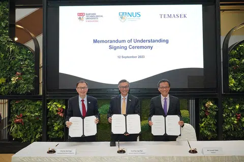 USAHA NIAGA: (Dari kiri) Presiden NTU, Profesor Ho Teck Hua; Presiden NUS, Profesor Tan Eng Chye; dan Ketua Emerging Technologies dan Ketua Bersama Enterprise Development Group (Singapore) of Temasek, Encik Russell Tham, menandatangani memorandum persefahaman pada Selasa di Temasek Shophouse.