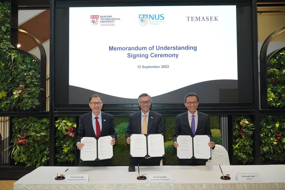 USAHA NIAGA: (Dari kiri) Presiden NTU, Profesor Ho Teck Hua; Presiden NUS, Profesor Tan Eng Chye; dan Ketua Emerging Technologies dan Ketua Bersama Enterprise Development Group (Singapore) of Temasek, Encik Russell Tham, menandatangani memorandum persefahaman pada Selasa di Temasek Shophouse.