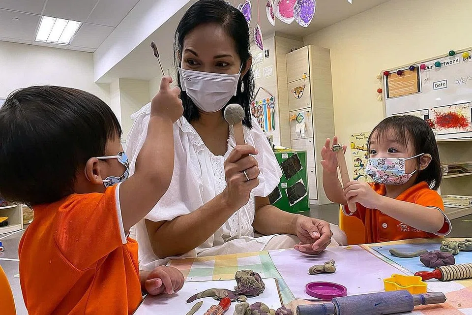 PRIHATIN KEMAHUAN SI CILIK: Cik Sharifah Mastura menerima Anugerah Harapan Pendidikan Awal Kanak-Kanak bagi mengiktiraf sumbangannya dalam membangun anak didiknya.
