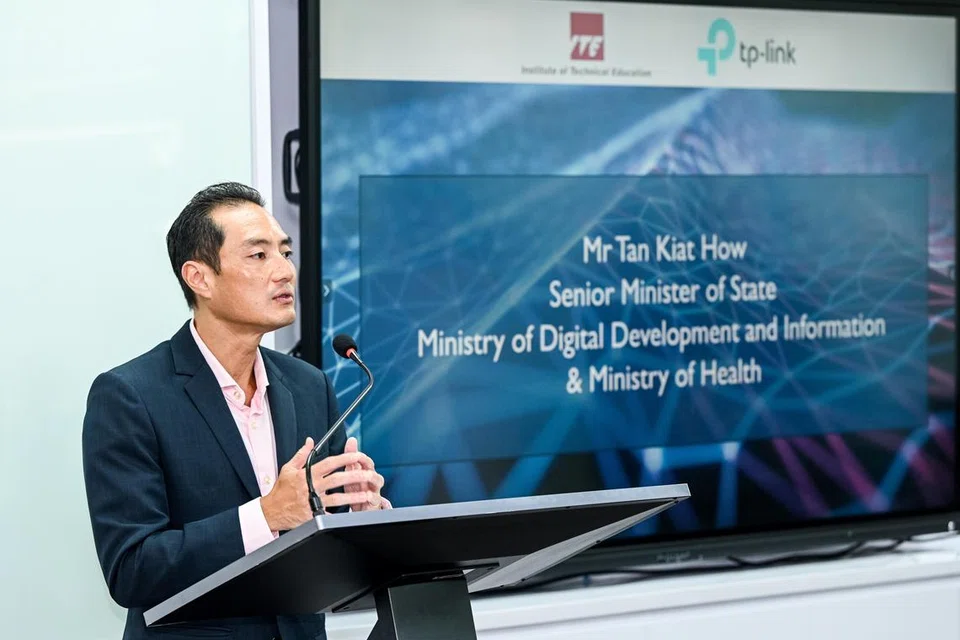 Sewaktu berucap pada majlis menandatangani Memorandum Persefahaman antara ITE dan TP-Link, Menteri Negara Kanan (Penerangan dan Pembangunan Digital merangkap Kesihatan), Encik Tan Kiat How, menekankan kepentingan pelajar dan tenaga kerja Singapura melengkapi diri dengan kemahiran dan keupayaan relevan, melalui kursus dan latihan amali bagi menggunakan teknologi yang dapat dimanfaatkan masyarakat dan ekonomi.