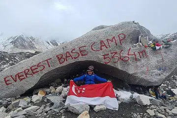 REKOD BARU: Om Madan Garg, enam tahun adalah warga Singapura termuda yang menamatkan trek Everest Base Camp. - Foto THE BRAVE TOURIST