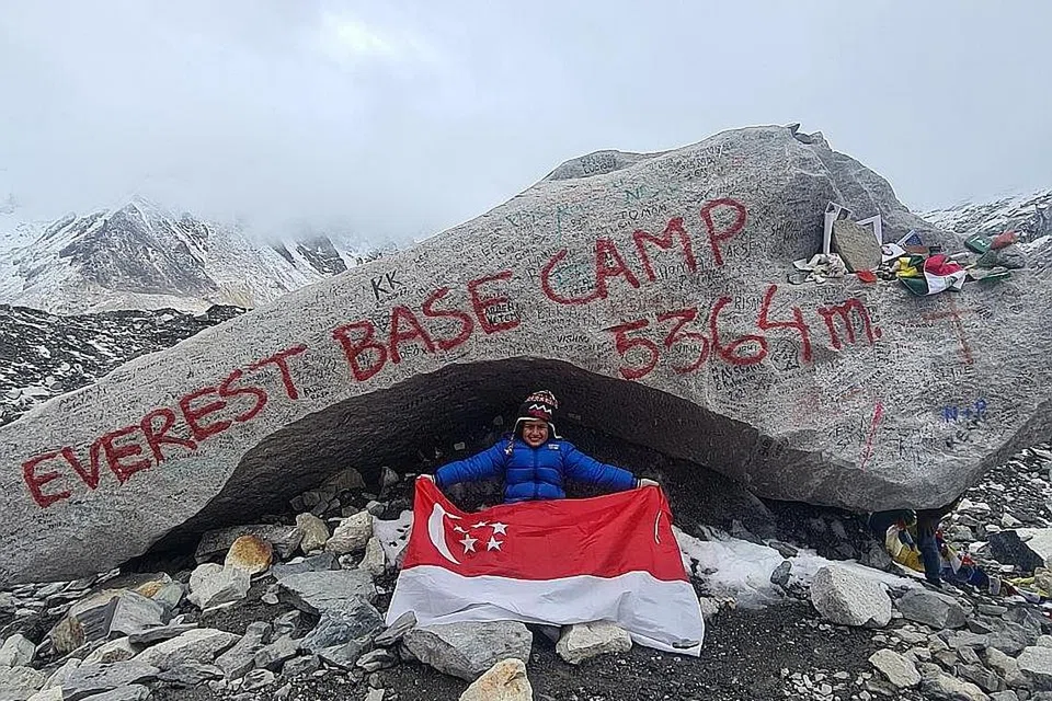 REKOD BARU: Om Madan Garg, enam tahun adalah warga Singapura termuda yang menamatkan trek Everest Base Camp. - Foto THE BRAVE TOURIST