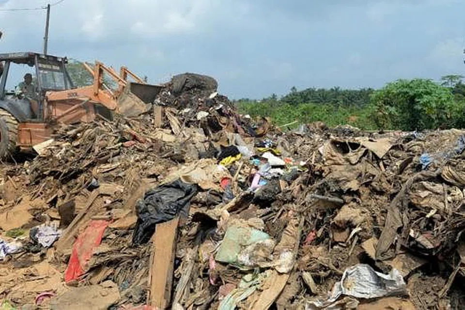 BANJIR BERLALU, SAMPAH MENIMBUN: Pekerja Majlis Daerah Tanah Merah dan syarikat Alam Flora terpaksa membersihkan berpuluh-puluh tan sampah yang dibuang penduduk di depan Rumah Mayat Tanah Merah.