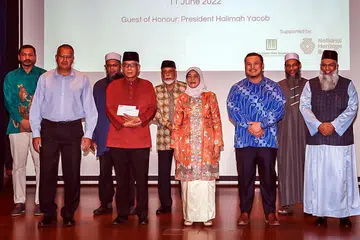DANA BANTUAN: Presiden Halimah Yacob (tengah) dan Pengerusi AMP Singapura, Dr Md Badrun Nafis Saion (sebelah kanan Presiden Halimah) agihkan $55,000 kepada pentadbir tujuh masjid India-Muslim di Singapura. - Foto BM oleh NUR DIYANA TAHA