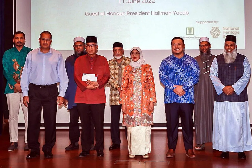 DANA BANTUAN: Presiden Halimah Yacob (tengah) dan Pengerusi AMP Singapura, Dr Md Badrun Nafis Saion (sebelah kanan Presiden Halimah) agihkan $55,000 kepada pentadbir tujuh masjid India-Muslim di Singapura. - Foto BM oleh NUR DIYANA TAHA