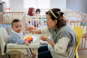 EduNanny oleh Butler adalah sebahagian daripada projek perintis pemerintah untuk memberi ibu bapa lebih banyak pilihan penjagaan bayi. Kebanyakan penjaga termasuk pesara, serta ibu berusia 20-an dan 30-an tahun yang ingin menjaga anak mereka sendiri dan memperoleh pendapatan menjaga bayi lain.