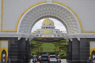 LETAK JAWATAN: Kereta membawa Tun Dr Mahathir Mohamad untuk menghadap Yang di-Pertuan Agong, Al-Sultan Abdullah Ri'ayatuddin Al-Mustafa Billah Shah, di Istana Negara, semalam selepas menghantar surat peletakan jawatan sebagai Perdana Menteri Malaysia semalam. - Foto EPA-EFE