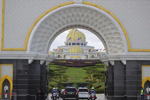 LETAK JAWATAN: Kereta membawa Tun Dr Mahathir Mohamad untuk menghadap Yang di-Pertuan Agong, Al-Sultan Abdullah Ri'ayatuddin Al-Mustafa Billah Shah, di Istana Negara, semalam selepas menghantar surat peletakan jawatan sebagai Perdana Menteri Malaysia semalam. - Foto EPA-EFE
