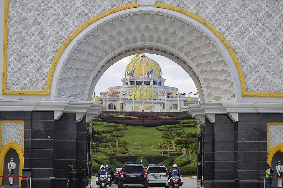 LETAK JAWATAN: Kereta membawa Tun Dr Mahathir Mohamad untuk menghadap Yang di-Pertuan Agong, Al-Sultan Abdullah Ri'ayatuddin Al-Mustafa Billah Shah, di Istana Negara, semalam selepas menghantar surat peletakan jawatan sebagai Perdana Menteri Malaysia semalam. - Foto EPA-EFE