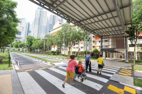 LEBIH MESRA WARGA EMAS: Lebih banyak laluan berhubung dan lintasan zebra yang dinaikkan untuk membantu pengguna kerusi roda akan dibina, sebahagian usaha menjadikan Singapura lebih mesra warga emas.