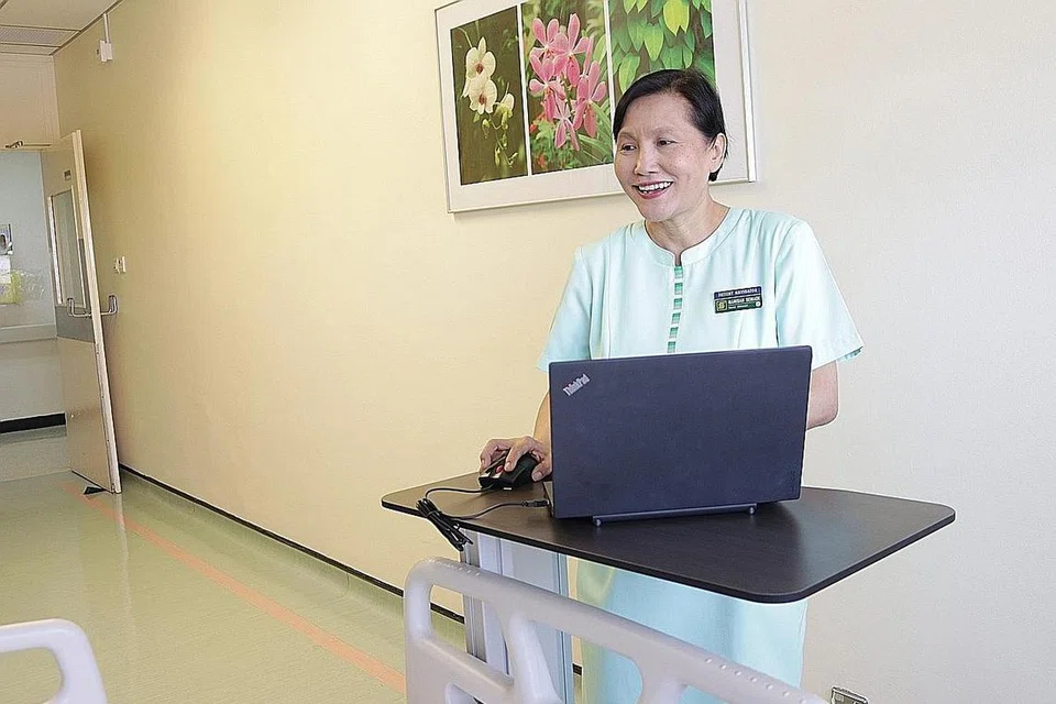 BANYAK TIMBA PENGALAMAN: Sepanjang 38 tahun bekerja sebagai jururawat, Cik Manisah dapat menjangkakan apa yang akan dilalui pesakit selepas dibenar pulang dari hospital. - Foto SGH