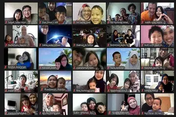 TERIMA SIJIL PENYELESAIAN: Antara 482 keluarga yang menerima sijil penyelesaian semasa majlis tamat pengajian KelasMateMatika@CC (KMM@CC) yang diadakan secara dalam talian semalam. - Foto YAYASAN MENDAKI