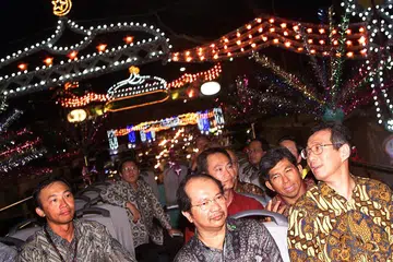 Perdana Menteri, Encik Lee Hsien Loong (kanan), meninjau kawasan Geylang Serai dengan bas terbuka selepas pelancaran rasmi Penyalaan Lampu Hari Raya 2004 – menunjukkan komitmen beliau bersua dan berinteraksi dengan masyarakat Melayu. Duduk di sebelah Encik Lee ialah mantan Presiden Majlis Pusat, Encik Zulkifli Mohammed. Di belakang Encik Lee ialah mantan Menteri Bertanggungjawab Bagi Ehwal Masyarakat Islam, Dr Yaacob Ibrahim. 