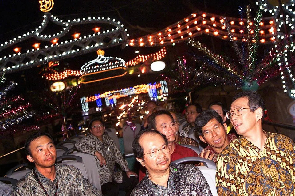 Perdana Menteri, Encik Lee Hsien Loong (kanan), meninjau kawasan Geylang Serai dengan bas terbuka selepas pelancaran rasmi Penyalaan Lampu Hari Raya 2004 – menunjukkan komitmen beliau bersua dan berinteraksi dengan masyarakat Melayu. Duduk di sebelah Encik Lee ialah mantan Presiden Majlis Pusat, Encik Zulkifli Mohammed. Di belakang Encik Lee ialah mantan Menteri Bertanggungjawab Bagi Ehwal Masyarakat Islam, Dr Yaacob Ibrahim. 