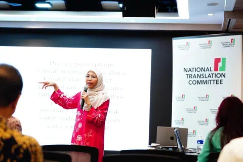 Pensyarah universiti yang juga Zamil Penyelidik, Institut Alam dan Tamadun Melayu (Atma), Universiti Kebangsaan Malaysia (UKM), Dr Junaini Kasdan, semasa pembentangan dalam seminar, ‘Pembentukan dan Penyelarasan Istilah Bahasa Melayu’, anjuran Jawatankuasa Penterjemahan Nasional (NTC) di Pusat Akhbar Nasional pada 2 April.