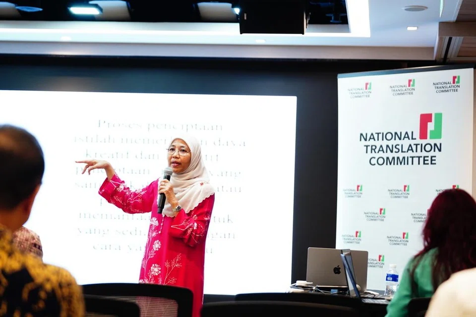 Pensyarah universiti yang juga Zamil Penyelidik, Institut Alam dan Tamadun Melayu (Atma), Universiti Kebangsaan Malaysia (UKM), Dr Junaini Kasdan, semasa pembentangan dalam seminar, ‘Pembentukan dan Penyelarasan Istilah Bahasa Melayu’, anjuran Jawatankuasa Penterjemahan Nasional (NTC) di Pusat Akhbar Nasional pada 2 April.