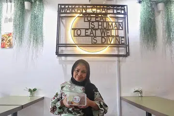 DEMI PENAKATAN: Perniagaan makanan Makan Chapter dapat meneruskan rezeki Cik Misnah selepas perniagaan perkahwinannya terjejas akibat Covid-19. - Foto BM oleh JOEL CHAN 