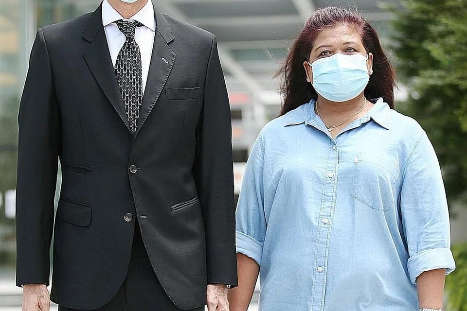 CARI KEADILAN: Bekas pembantu rumah, Cik Parti meninggalkan Mahkamah Negara bersama peguamnya, Encik Anil Balchandani pada bulan lalu. - Foto fail