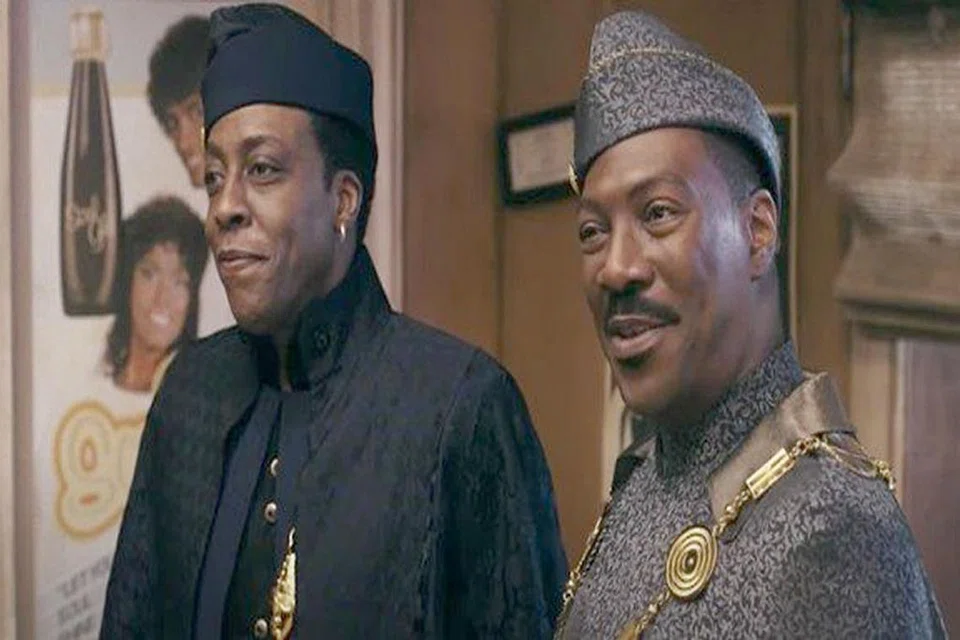 'COMING TO AMERICA 2': Kisah putera raja Akeem (kanan) lakonan pelawak Eddie Murphy dan pembantu setianya Semmi (Arsenio Hall), kembali dengan terhasil banyak video TikTok mengenai mereka. - Foto AMAZON STUDIOS