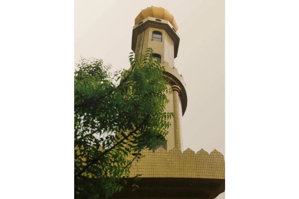 MENARA MASJID: Hanya dibina pada 1985 dalam kerja baik pulih masjid yang pada waktu itu berusia 160 tahun. Menara ini berjubinkan marmar yang diimport dari Italy. - Foto JT CHUA