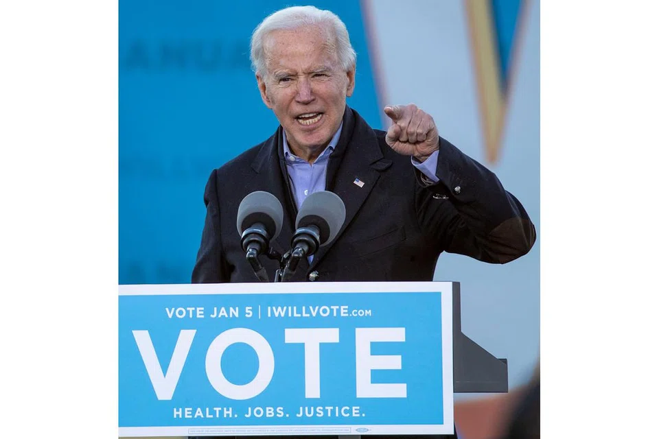 HARAP MENANG: Presiden Dipilih, Encik Joe Biden mengharap penduduk Georgia memberi sokongan kepada pasangan calon Demokrat, Encik Raphael Warnock dan Encik Jon Ossoff. - Foto EPA-EFE