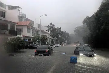 BANJIR: Kesan perubahan iklim yang teruk di tempat-tempat lain boleh juga berlaku di Singapura, seperti hujan lebat pada petang 30 April 2020 yang menyebabkan banjir di Jalan Lokam di sini. Justeru, Singapura juga harus membuat persediaan bagi mengharungi keadaan lebih buruk di masa depan. - Foto fail