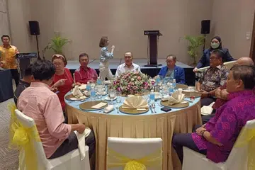 PERTEMUAN MUHIBAH: Ketua Menteri Sabah, Datuk Seri Hajiji Noor (duduk, tengah) , bersama para pemimpin Pakatan Harapan Sabah yang lain dalam satu majlis makan malam pada Khamis (5 Jan). - Foto HAJIJI NOOR / FACEBOOK