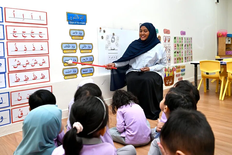 Ustazah Hannah Salim, mengajar bahasa Arab, iaitu antara kurikulum prasekolah Islam yang ditawarkan Kidya Childcare.