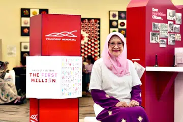 Cik Juminah Mohamad Nor, 77 tahun, merupakan antara golongan generasi pengasas yang berkongsi kisahnya dalam siri pameran ‘pop-up’ ‘Projek Warganegara – Sejuta yang Terawal’ di Perpustakaan Daerah Woodlands pada 18 Jun.