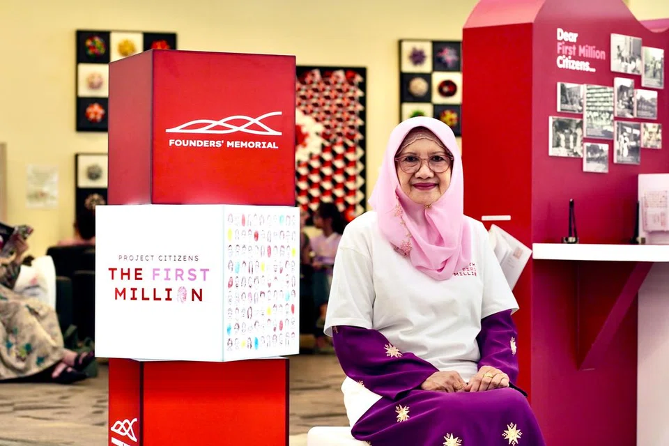 Cik Juminah Mohamad Nor, 77 tahun, merupakan antara golongan generasi pengasas yang berkongsi kisahnya dalam siri pameran ‘pop-up’ ‘Projek Warganegara – Sejuta yang Terawal’ di Perpustakaan Daerah Woodlands pada 18 Jun.