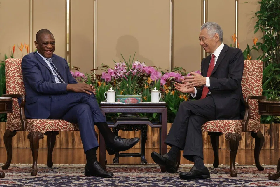 PERKUKUH HUBUNGAN: Encik Lee Hsien Loong (kanan) berkata kededua Singapura dan Afrika Selatan telah membangunkan hubungan ekonomi dan antara penduduk yang kukuh, serta pertukaran lawatan yang kerap yang mencerminkan betapa pentingnya hubungan mereka.