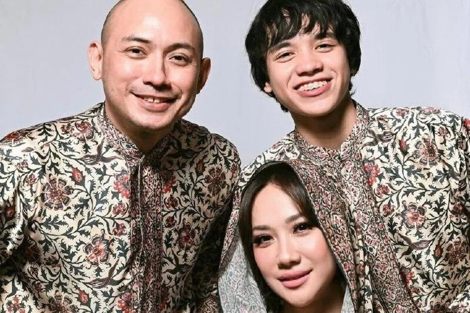 Penyanyi terkenal Indonesia, Bunga Citra Lestari, menyambut Lebaran penuh makna di samping suami tercinta, Tiko Aryawardhana (kiri), dan anak lelaki Bunga, Noah Sinclair.