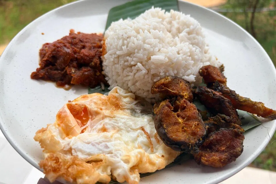 Nasi lemak ikan sembilang antara menu yang sinonim dengan masyarakat Lenggeng di Seremban, Negeri Sembilan dan menurut peniaga, ramai pelancong Singapura datang untuk menikmati hidangan ini.